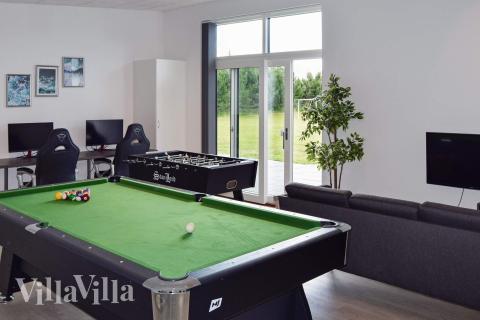 Das Luxusferienhaus 908 für 14 Personen hat einen großen Aktivitätsraum mit u. a. Billard und Darts
