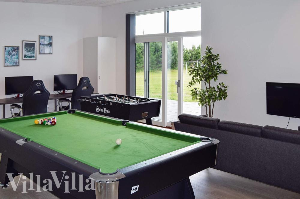 Das Luxusferienhaus 908 für 14 Personen hat einen großen Aktivitätsraum mit u. a. Billard und Darts