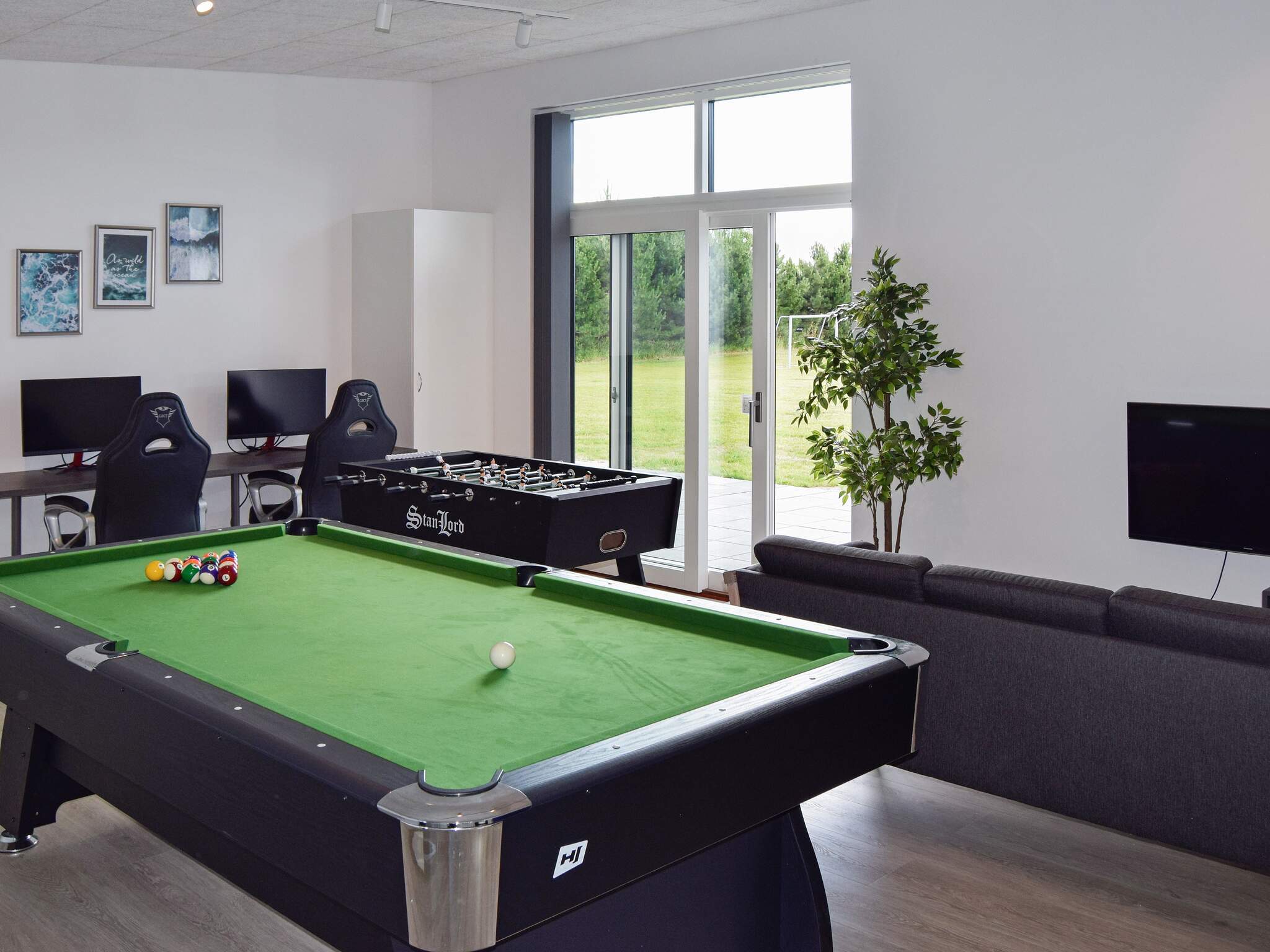 Das Luxusferienhaus 908 für 14 Personen hat einen großen Aktivitätsraum mit u. a. Billard und Darts
