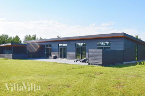 Diese schicke Haus mit Whirlpool Nr. 908 mit Platz für 14 Personen liegt in Lolland/Falster/Mön