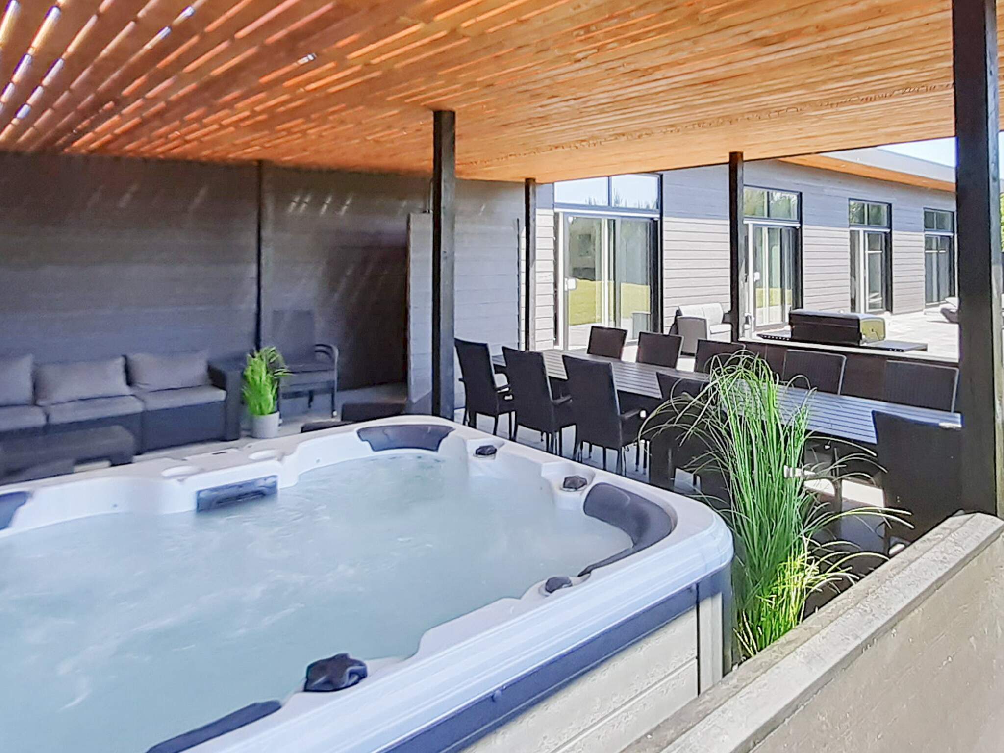 Genießen Sie den warmen Whirlpool im Luxusferienhaus Nr. 908 in Lolland/Falster/Mön