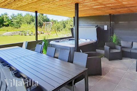 Auf der Terrasse des Ferienhauses Nr. 908 ist Platz für 14 Personen.