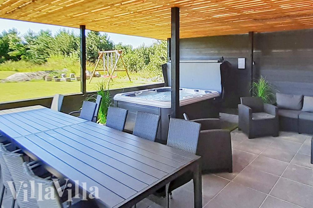 Auf der Terrasse des Ferienhauses Nr. 908 ist Platz für 14 Personen.