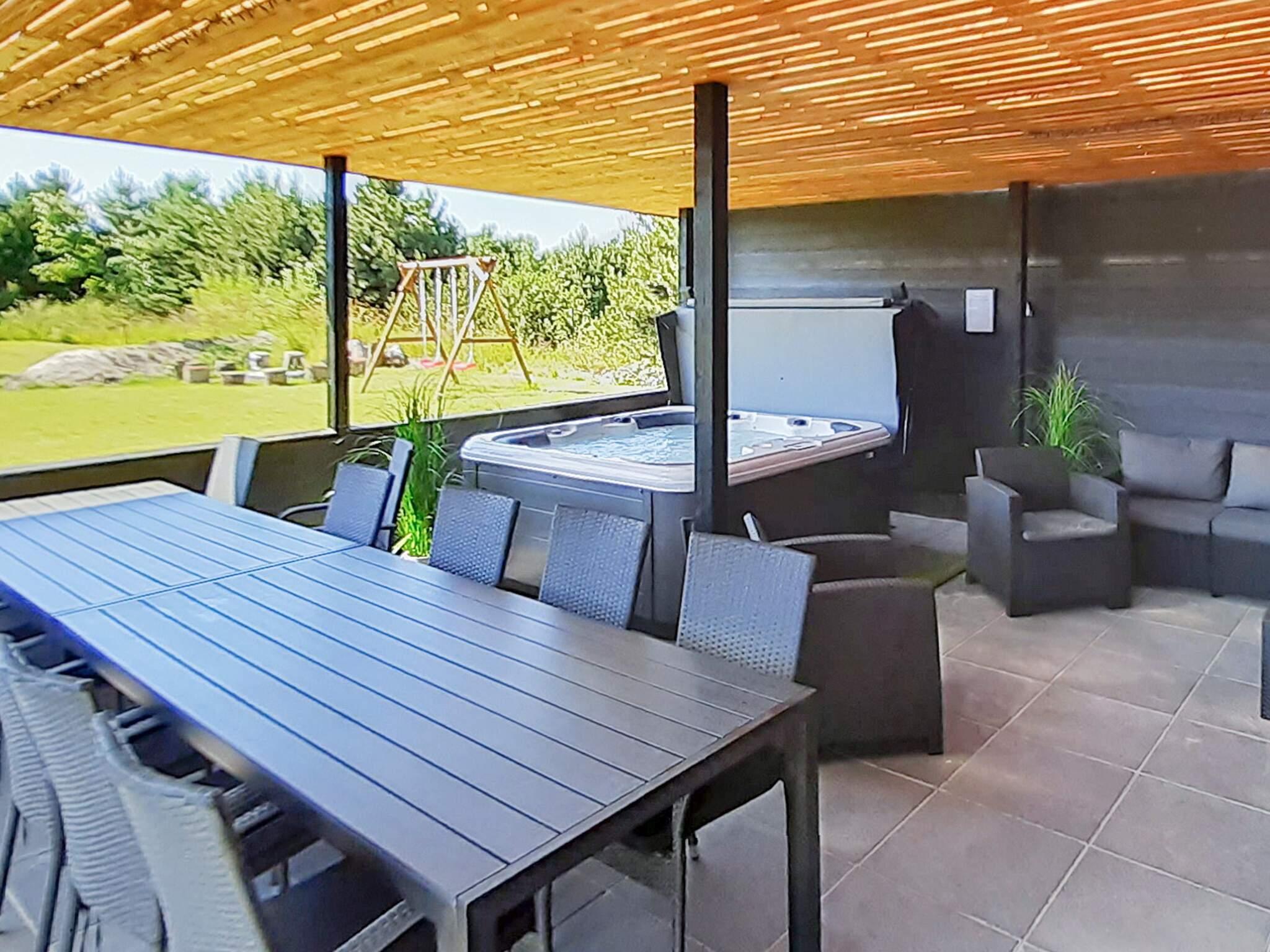Auf der Terrasse des Ferienhauses Nr. 908 ist Platz für 14 Personen.