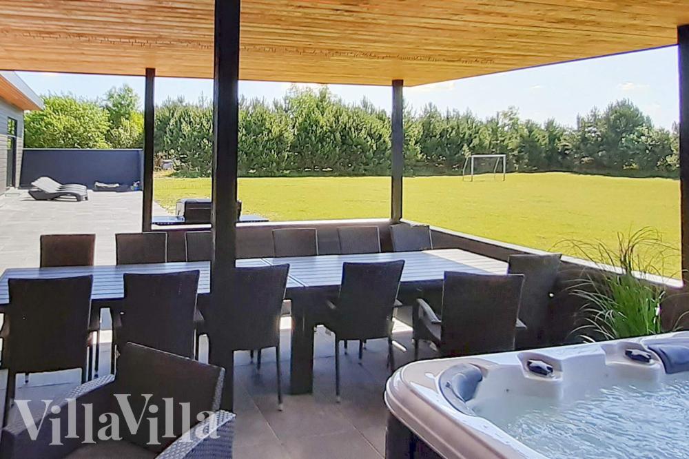 Das Luxusferienhaus Nr. 908 hat eine tolle Terrasse, die mit hochwertigen Gartenmöbeln für 14 Personen ausgestattet ist.