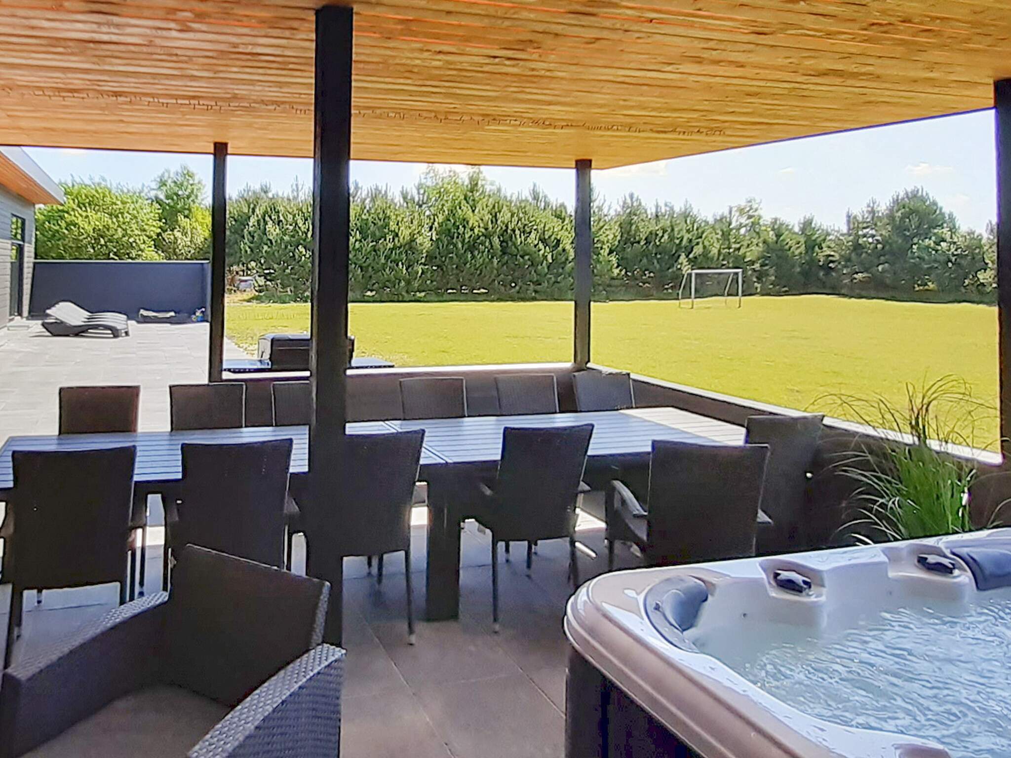 Das Luxusferienhaus Nr. 908 hat eine tolle Terrasse, die mit hochwertigen Gartenmöbeln für 14 Personen ausgestattet ist.