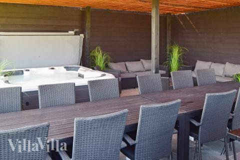 Große Terrasse am Luxusferienhaus Nr. 908 in Lolland/Falster/Mön.