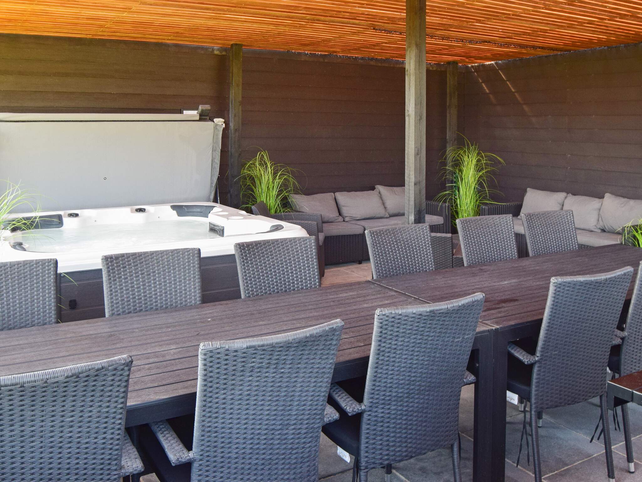 Große Terrasse am Luxusferienhaus Nr. 908 in Lolland/Falster/Mön.