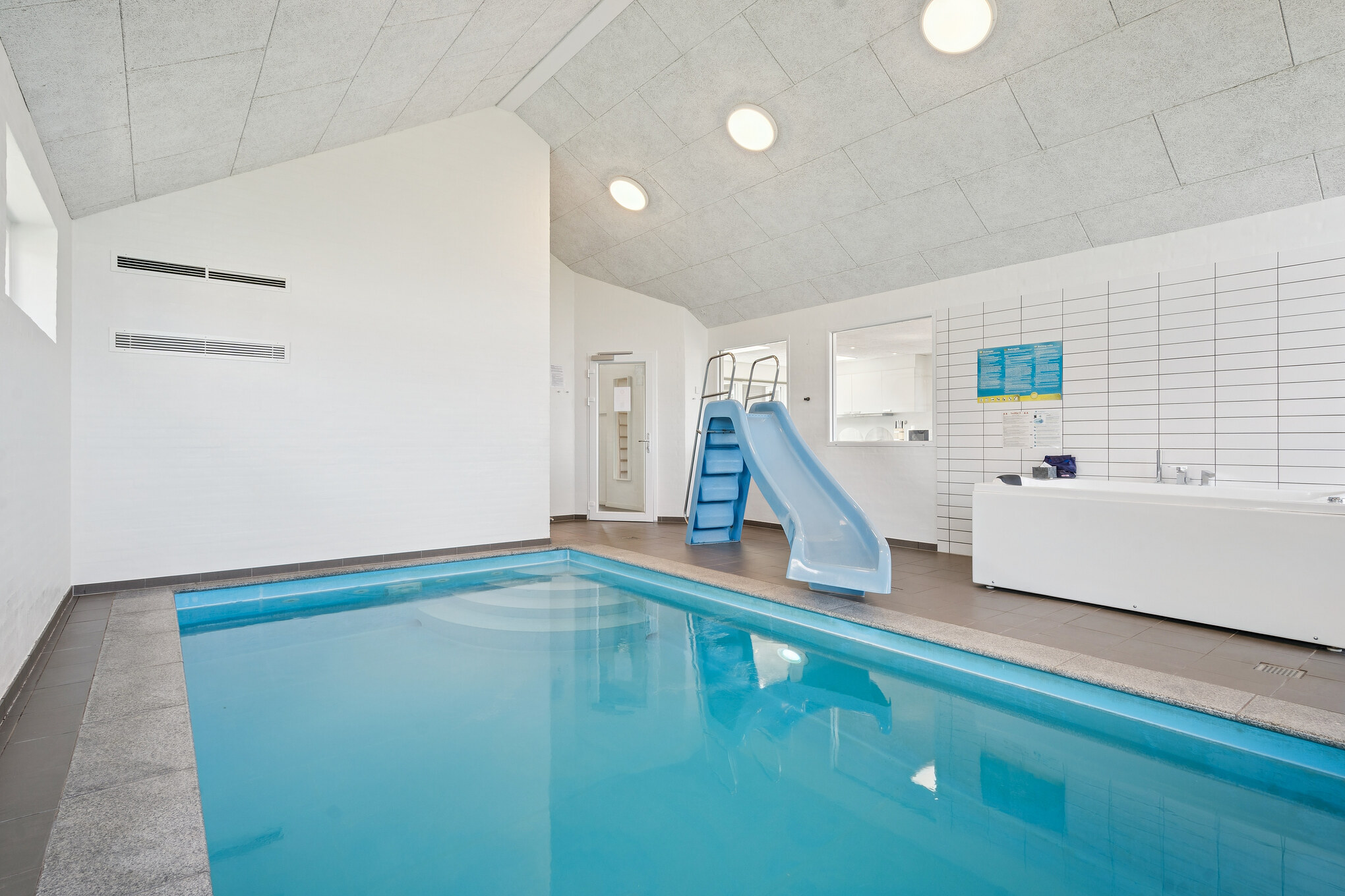 Das Ferienhaus 690 hat einen schicken Poolbereich mit Wasserrutsche, einem geräumigen, eingelassenen Whirlpool und einer Sauna.