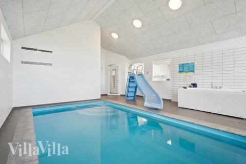 Das Ferienhaus 690 hat einen schicken Poolbereich mit Wasserrutsche, einem geräumigen, eingelassenen Whirlpool und einer Sauna.
