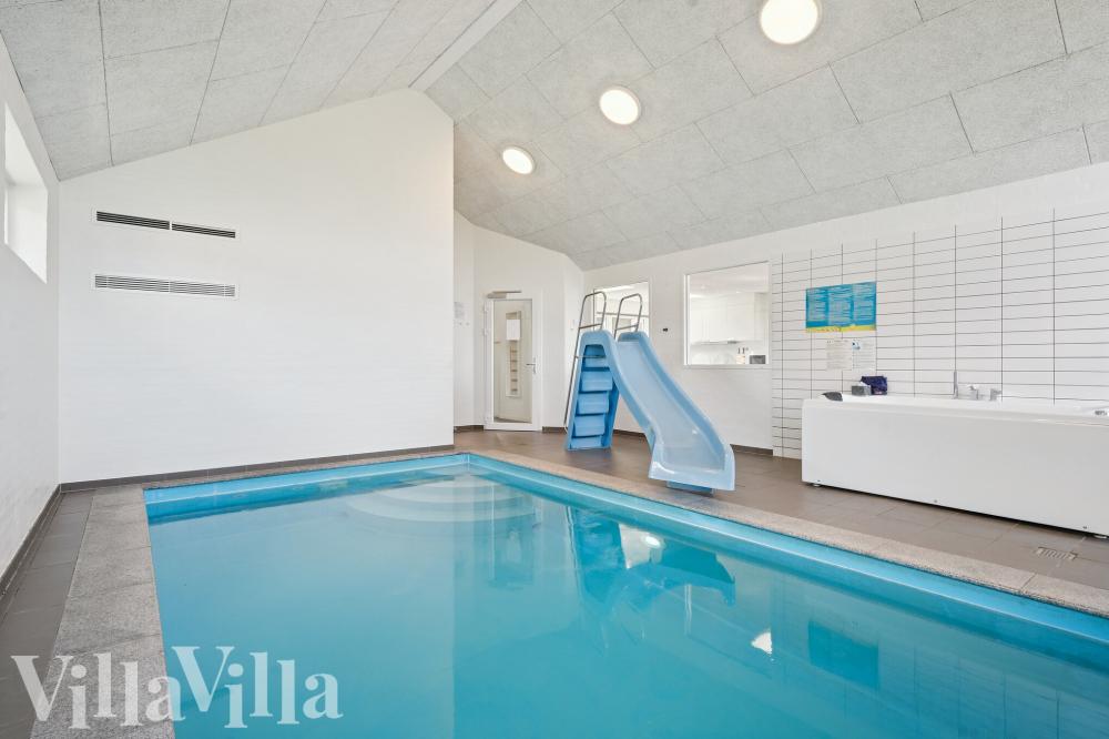 Das Ferienhaus 690 hat einen schicken Poolbereich mit Wasserrutsche, einem geräumigen, eingelassenen Whirlpool und einer Sauna.
