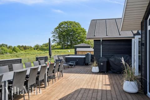 Genießen Sie einen Grillabend auf der Terrasse des Luxusferienhauses Nr. 690 in Ostjütland
