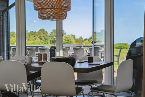 Der große, lichtdurchflutete Aufenthaltsraum im Luxusferienhaus Nr. 690 für 20.