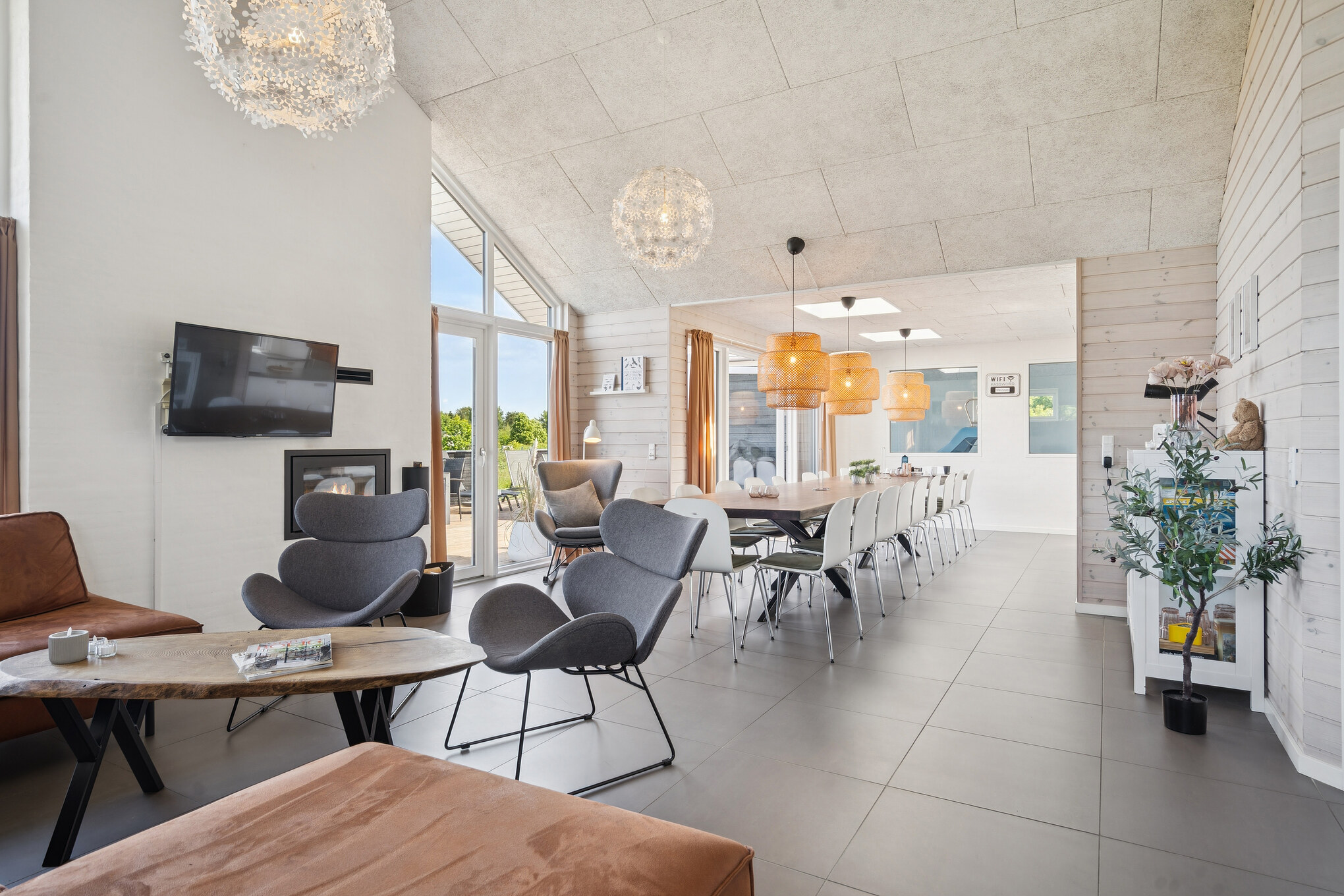 Die Couch im Luxusferienhaus Nr. 690 in Ostjütland lädt zu Gesellschaftsspielen oder zu Kinoabenden ein.