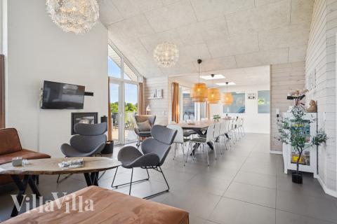 Die Couch im Luxusferienhaus Nr. 690 in Ostjütland lädt zu Gesellschaftsspielen oder zu Kinoabenden ein.