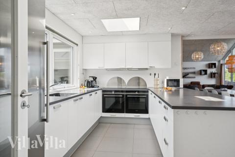 Die Küche in dem Luxusferienhaus Nr. 690 ist so gut ausgestattet, dass man problemlos Mahlzeiten für 20 Personen zubereiten kann.