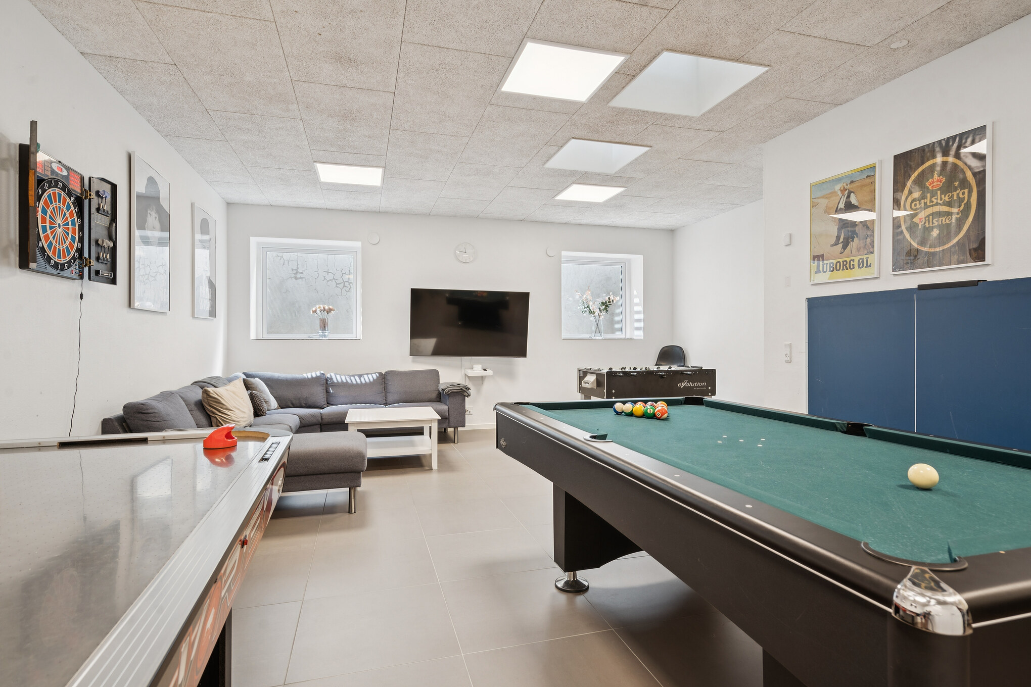 Neben den vielen schönen Stunden, die man im Poolbereich des Hauses verbringen kann, bietet das Luxusferienhaus 690 auch Spielevergnügen bei Billard/Tischtennis und Darts