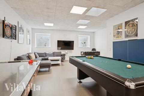 Neben den vielen schönen Stunden, die man im Poolbereich des Hauses verbringen kann, bietet das Luxusferienhaus 690 auch Spielevergnügen bei Billard/Tischtennis und Darts
