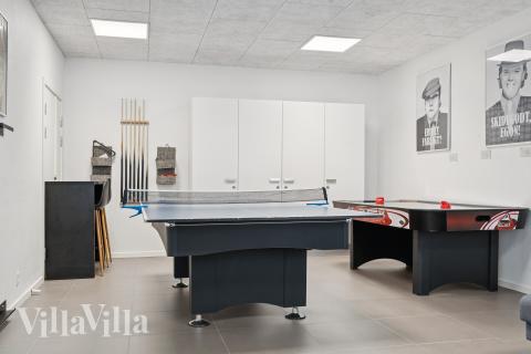 Das Luxusferienhaus 690 für 20 Personen hat einen großen Aktivitätsraum mit u. a. Billard und Darts
