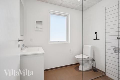 Eines der Badezimmer im Luxusferienhaus Nr. 690