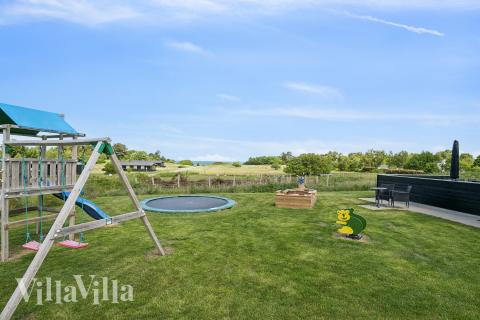 Zu dem attraktiven Ferienhaus Nr. 690 in Ostjütland gehört auch ein tolles Angebot im Außenbereich, z. B. Spieleturm und Schaukeln