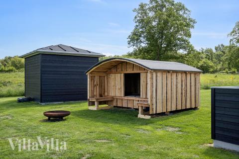 Neben den vielen schönen Stunden, die man im Poolbereich des Hauses verbringen kann, bietet das Luxusferienhaus 690 auch zahlreiche Freizeitangebote im Freien