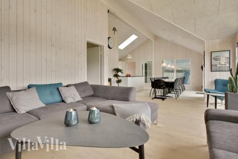 Die Couch im Luxusferienhaus Nr. 388 in Nordseeland lädt zu Gesellschaftsspielen oder zu Kinoabenden ein.