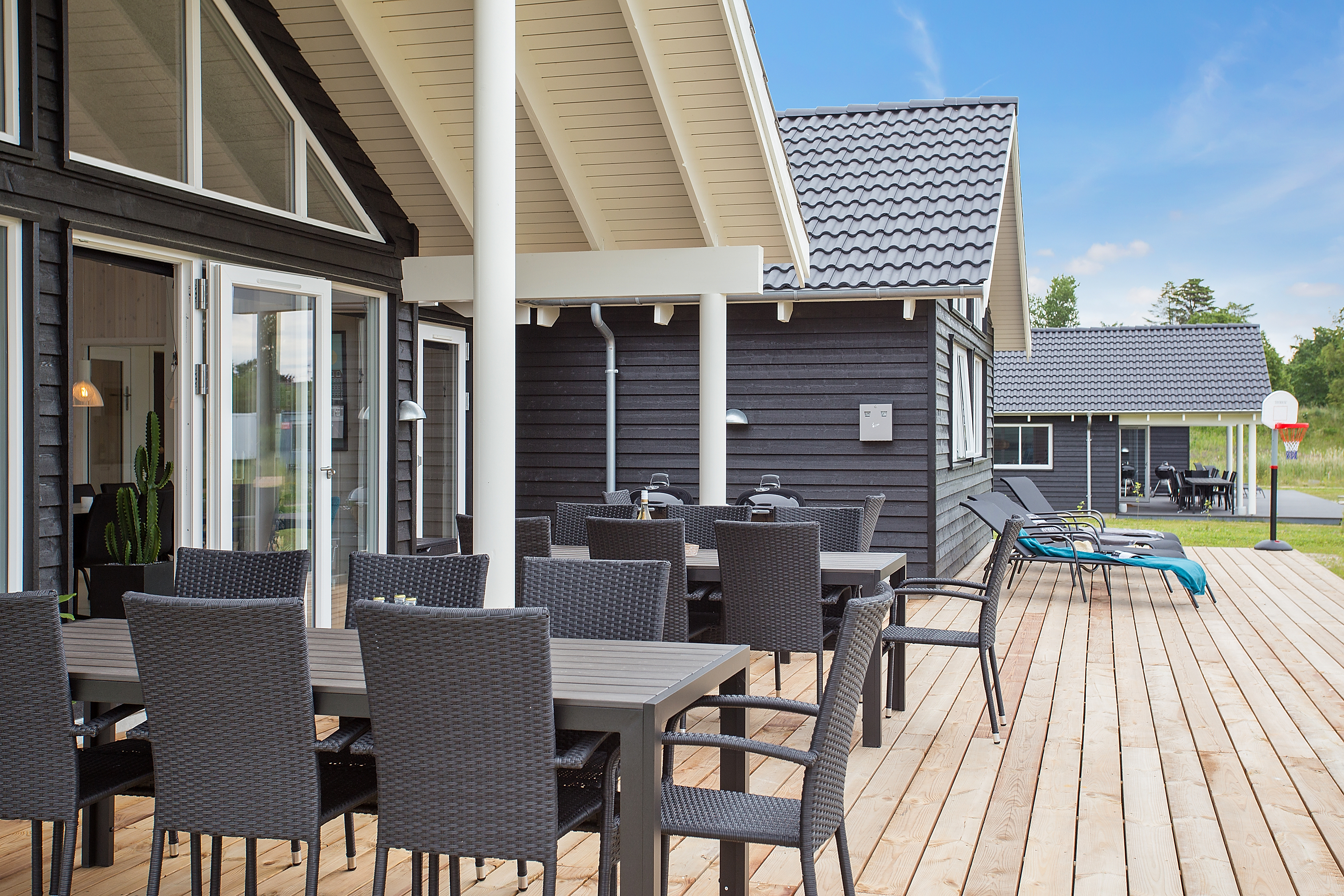 Genießen Sie einen Grillabend auf der Terrasse des Luxusferienhauses Nr. 388 in Nordseeland