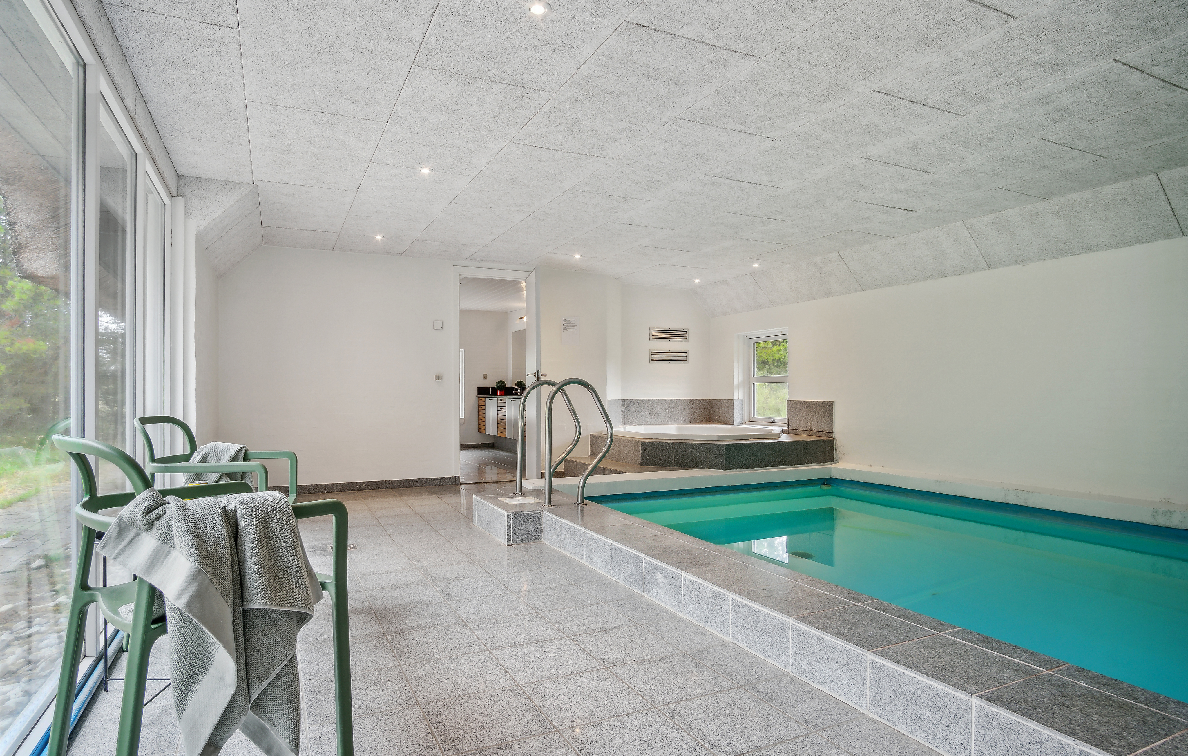 Das Ferienhaus 552 hat einen schicken Poolbereich mit Wasserrutsche, einem geräumigen, eingelassenen Whirlpool und einer Sauna.