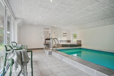 Das Ferienhaus 552 hat einen schicken Poolbereich mit Wasserrutsche, einem geräumigen, eingelassenen Whirlpool und einer Sauna.