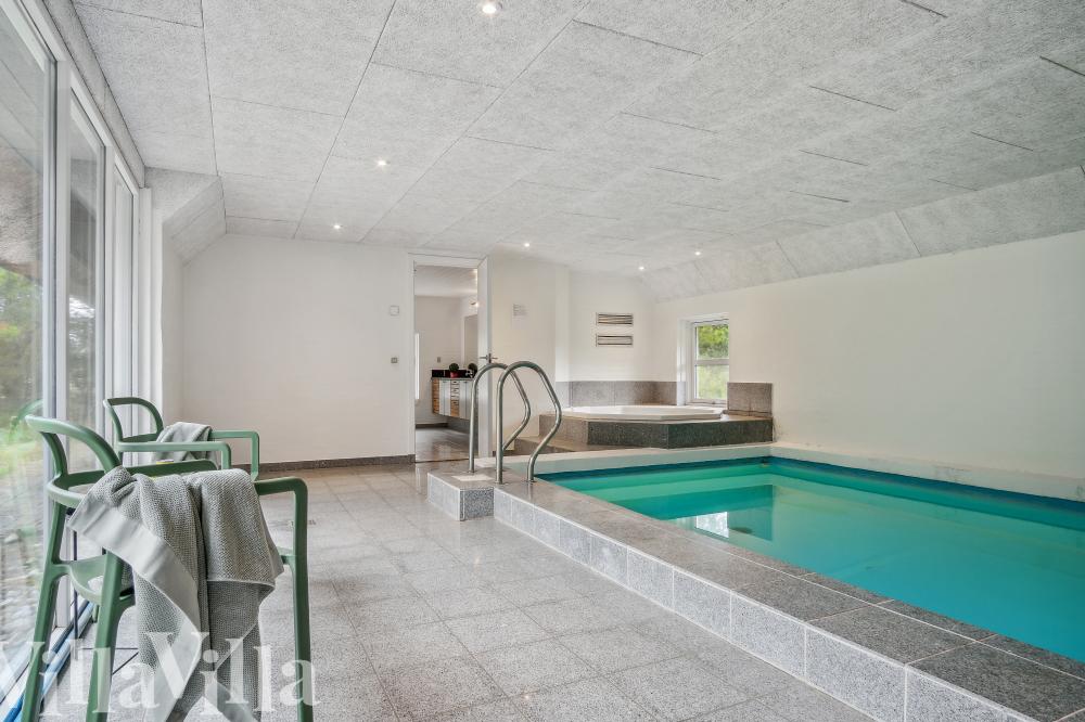 Das Ferienhaus 552 hat einen schicken Poolbereich mit Wasserrutsche, einem geräumigen, eingelassenen Whirlpool und einer Sauna.