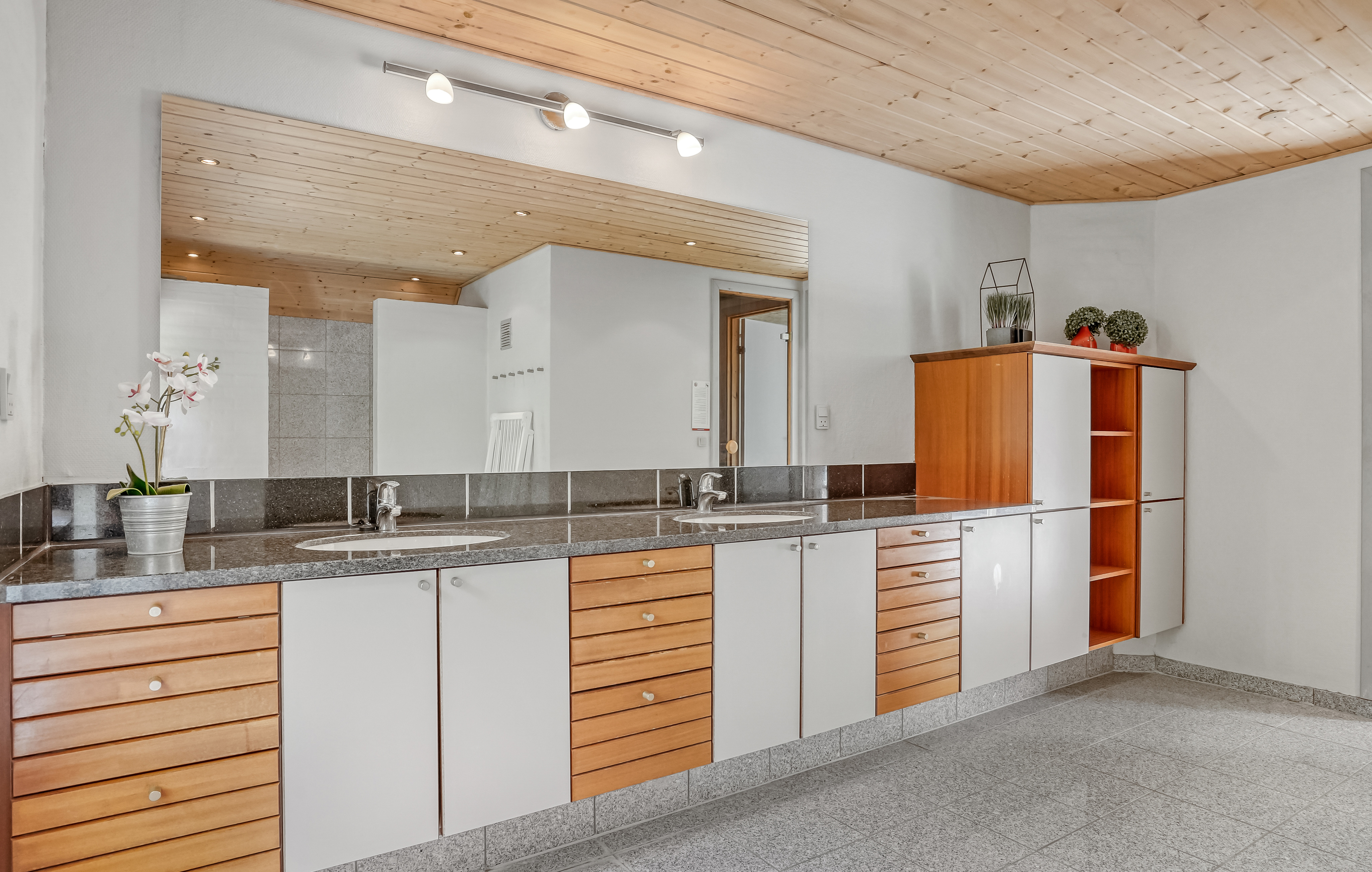 Eines der Badezimmer im Luxusferienhaus Nr. 552