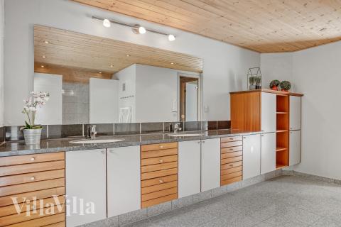 Eines der Badezimmer im Luxusferienhaus Nr. 552