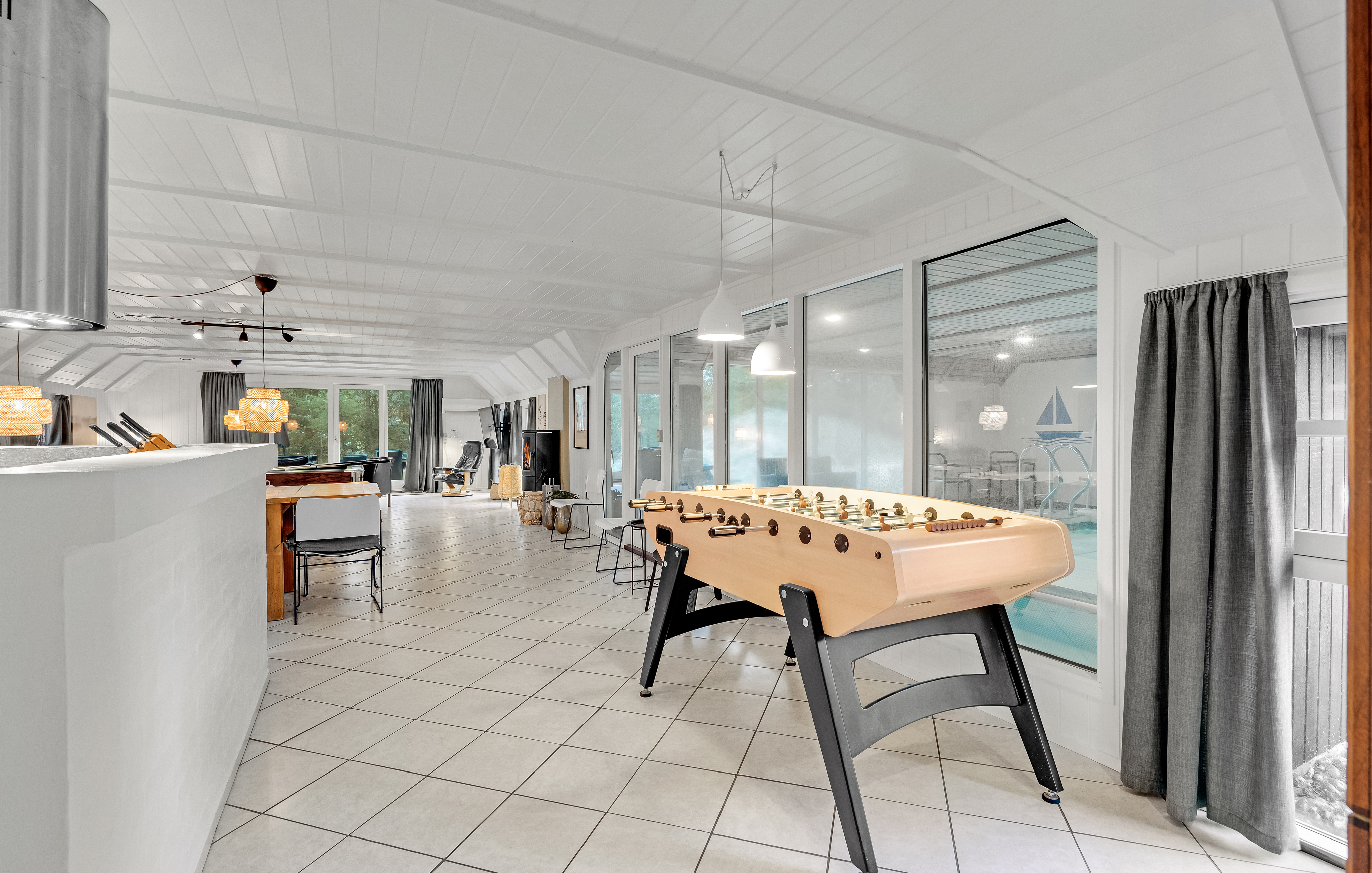 Neben den vielen schönen Stunden, die man im Poolbereich des Hauses verbringen kann, bietet das Luxusferienhaus 552 auch Spielevergnügen bei Billard/Tischtennis und Darts