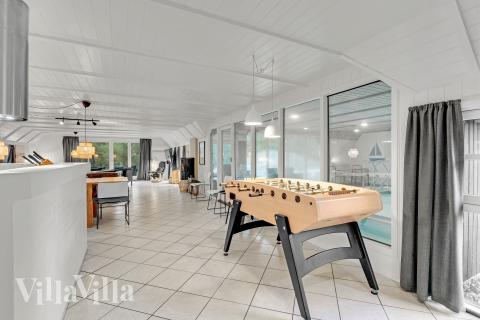 Neben den vielen schönen Stunden, die man im Poolbereich des Hauses verbringen kann, bietet das Luxusferienhaus 552 auch Spielevergnügen bei Billard/Tischtennis und Darts