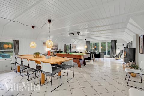 Der große, lichtdurchflutete Aufenthaltsraum im Luxusferienhaus Nr. 552 für 12.