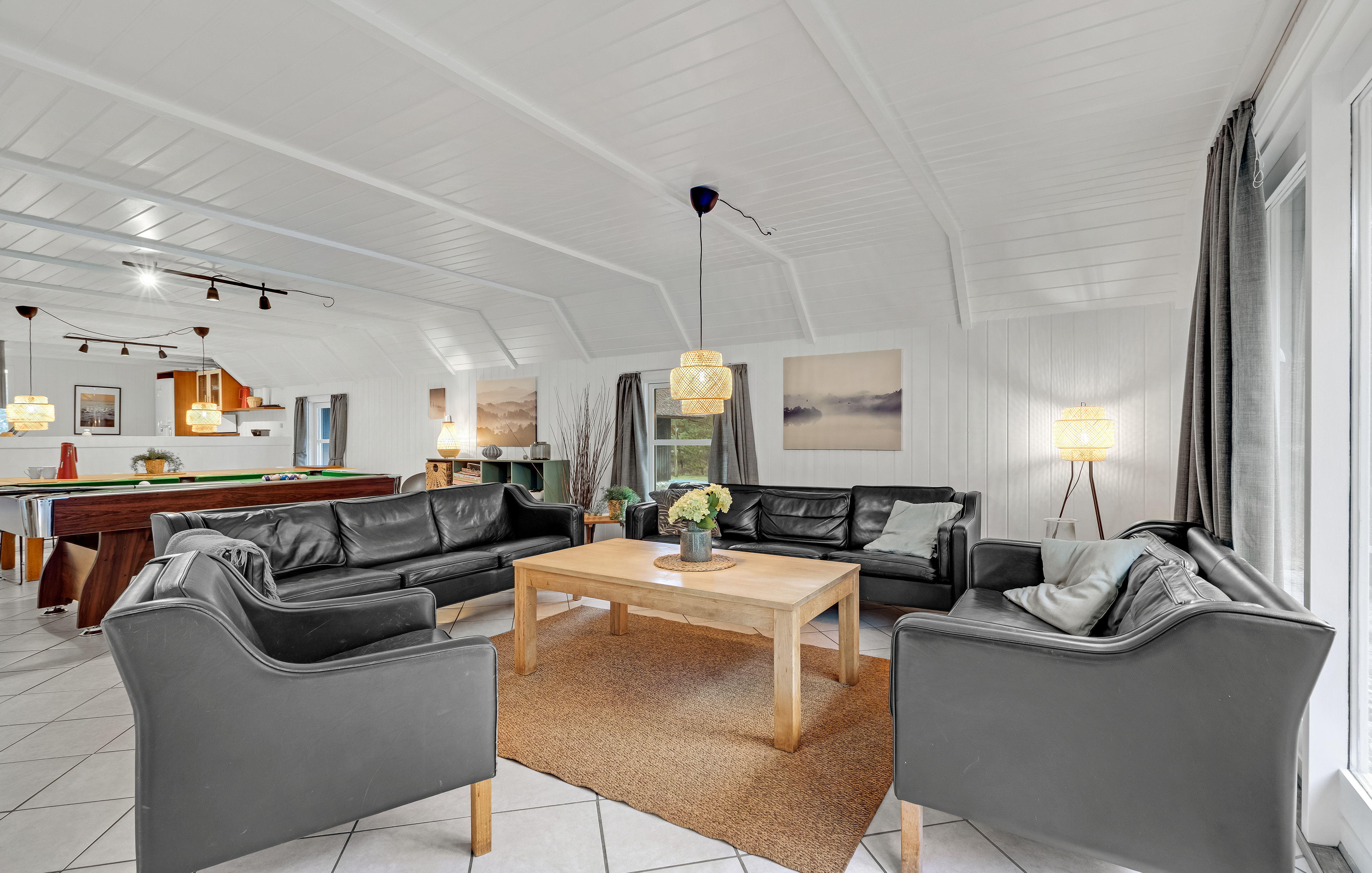 Die Couch im Luxusferienhaus Nr. 552 in Westjütland lädt zu Gesellschaftsspielen oder zu Kinoabenden ein.