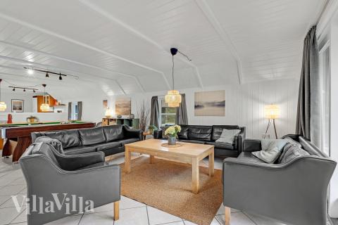 Die Couch im Luxusferienhaus Nr. 552 in Westjütland lädt zu Gesellschaftsspielen oder zu Kinoabenden ein.