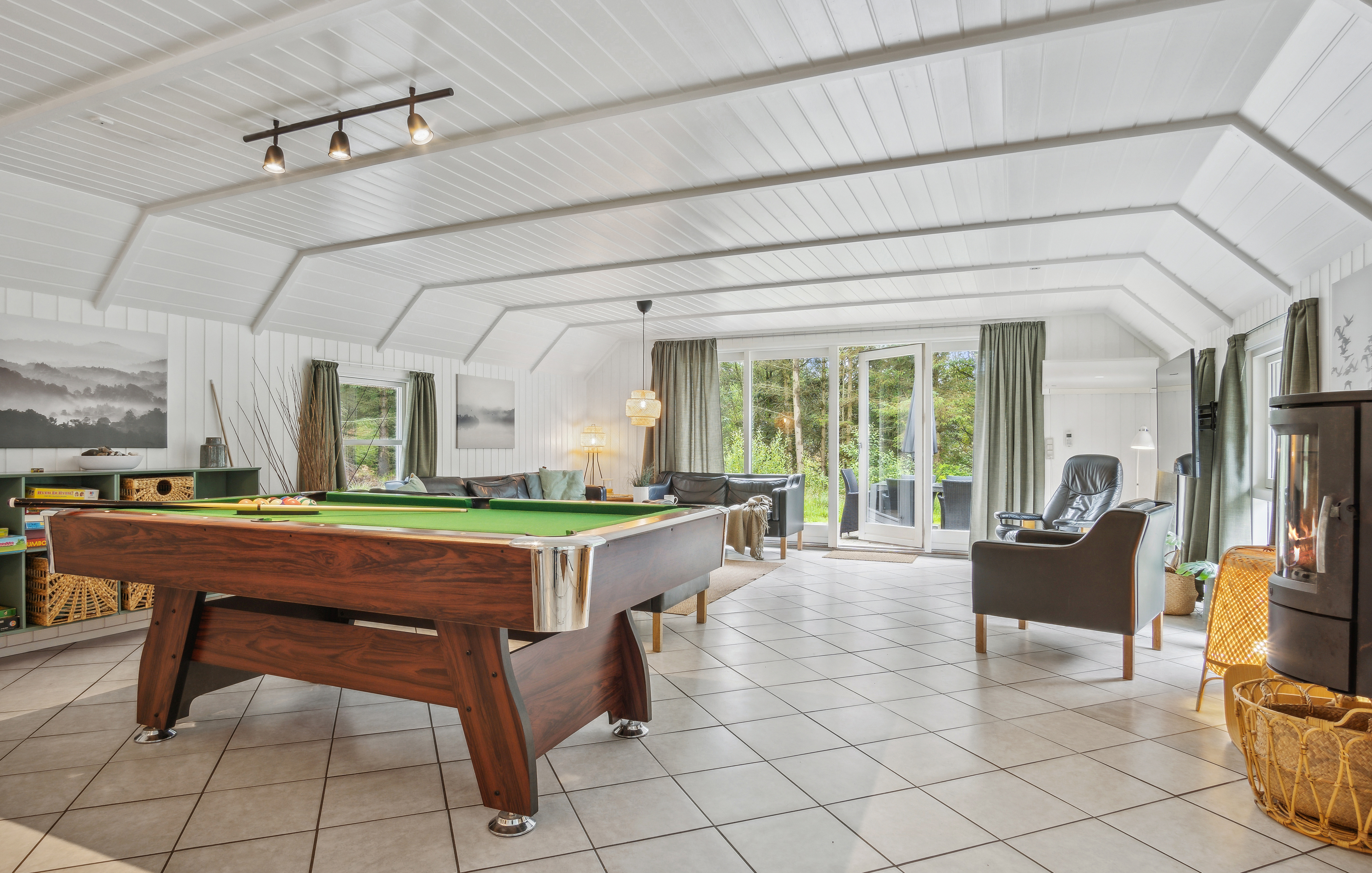Das Luxusferienhaus 552 für 12 Personen hat einen großen Aktivitätsraum mit u. a. Billard und Darts
