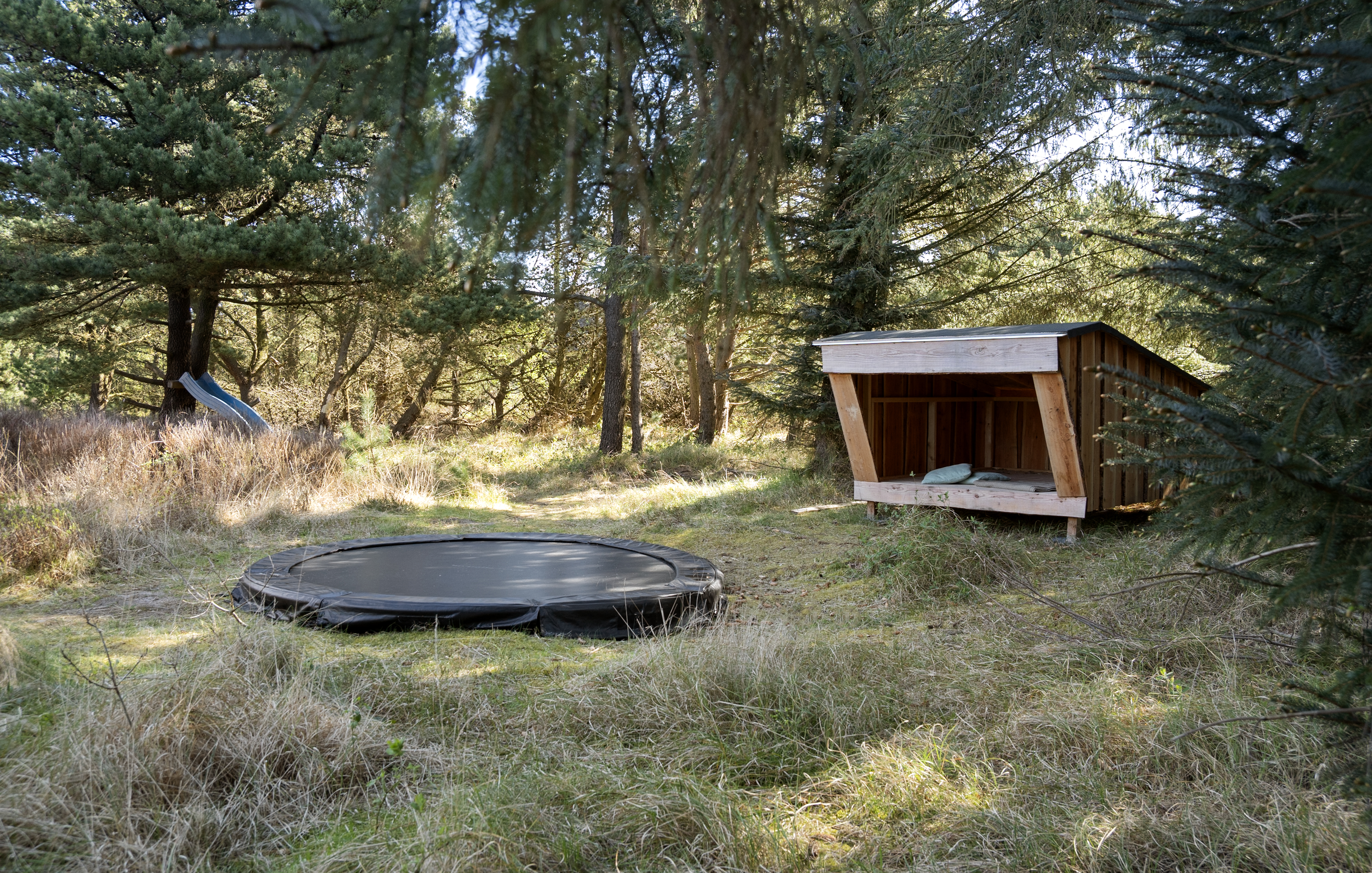 Zu dem attraktiven Ferienhaus Nr. 552 in Westjütland gehört auch ein tolles Angebot im Außenbereich, z. B. Spieleturm und Schaukeln