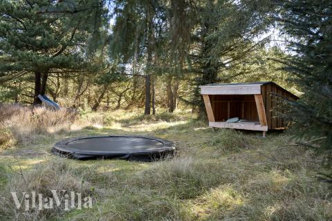 Zu dem attraktiven Ferienhaus Nr. 552 in Westjütland gehört auch ein tolles Angebot im Außenbereich, z. B. Spieleturm und Schaukeln