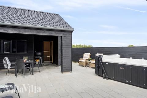 Genießen Sie den warmen Whirlpool im Luxusferienhaus Nr. 610 in Westjütland