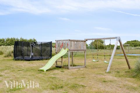 Zu dem attraktiven Ferienhaus Nr. 610 in Westjütland gehört auch ein tolles Angebot im Außenbereich, z. B. Spieleturm und Schaukeln