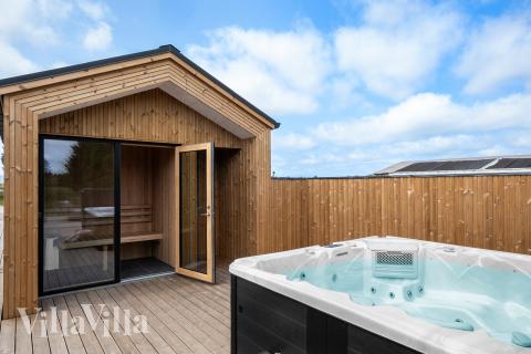 Genießen Sie den warmen Whirlpool im Luxusferienhaus Nr. 683 in Nordjütland