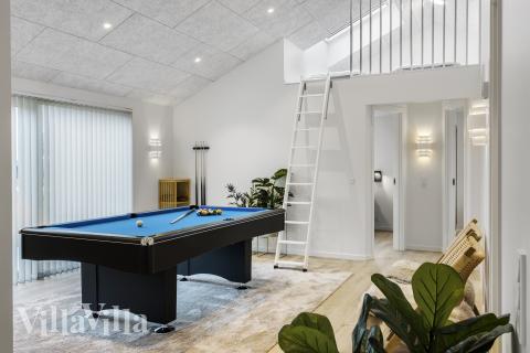 Neben den vielen schönen Stunden, die man im Poolbereich des Hauses verbringen kann, bietet das Luxusferienhaus 683 auch Spielevergnügen bei Billard/Tischtennis und Darts