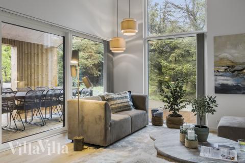 Die Couch im Luxusferienhaus Nr. 683 in Nordjütland lädt zu Gesellschaftsspielen oder zu Kinoabenden ein.