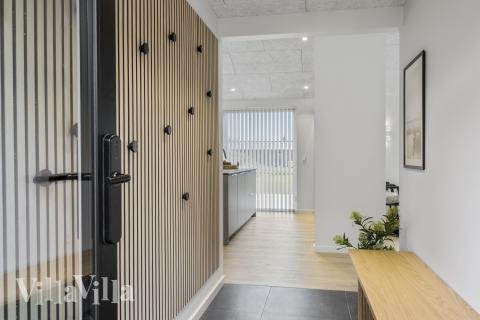 Der geräumige Eingangsbereich im Luxusferienhaus Nr. 683 in Nordjütland