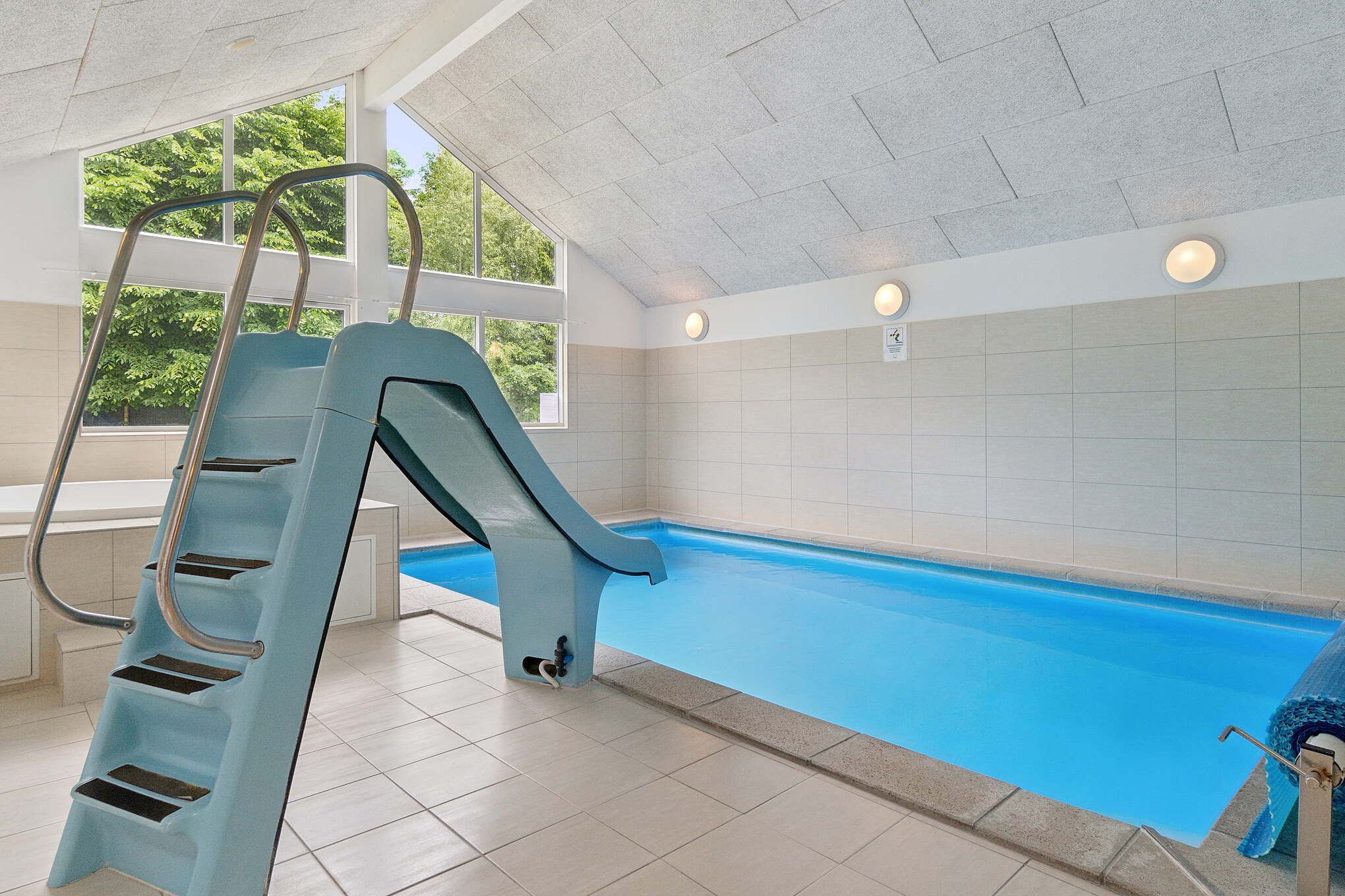 Das Ferienhaus 320 hat einen schicken Poolbereich mit Wasserrutsche, einem geräumigen, eingelassenen Whirlpool und einer Sauna.