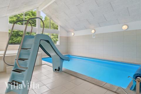 Das Ferienhaus 320 hat einen schicken Poolbereich mit Wasserrutsche, einem geräumigen, eingelassenen Whirlpool und einer Sauna.