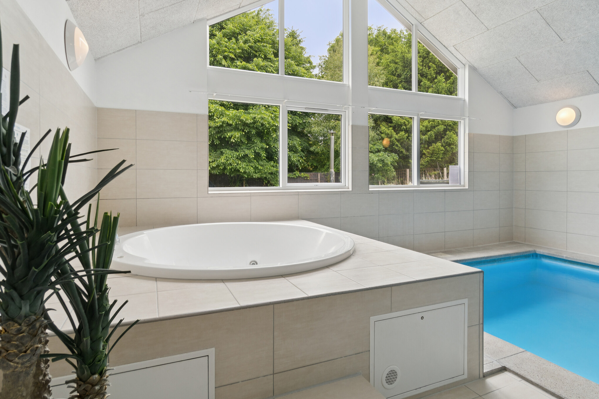 Genießen Sie den warmen Whirlpool im Luxusferienhaus Nr. 320 in Ostjütland